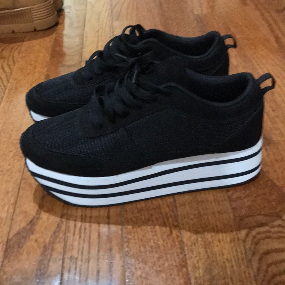 Striped platform Black and White shoe in 7.5 Women